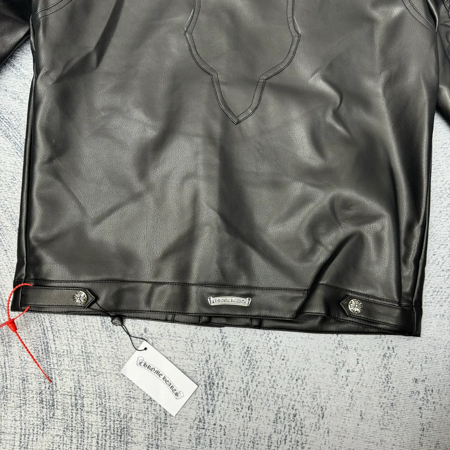 P850 Chrome Heart 24SS CH double-sleeved flame vine embroidered leather jacket Size: S/M/L Originally purchased for 84,300, the fabric is custom-woven using black pebbled composite two-layer sheepskin material, custom-made silk jacquard logo lining, embroidery is processed using TAJIMA machine, appliqué embroidery technology, back imported template machine shape, customized genuine leather trademark, customized genuine leather size, customized 5.8cm metal logo mark, customized 18mm four-button buckle, customized 18mm two-button button, a full set of three-label accessories, exclusively produced.